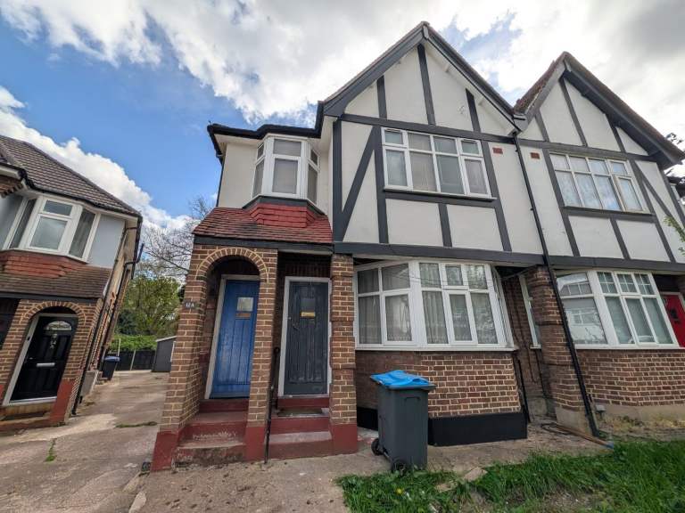 Ground floor 2 bedroom maisonette with garden on a quiet cul-de-sac in Wembley, HA9.