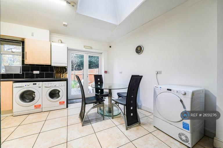 1 bedroom in Nelson Gardens, Whitton, TW3 (#2651276)