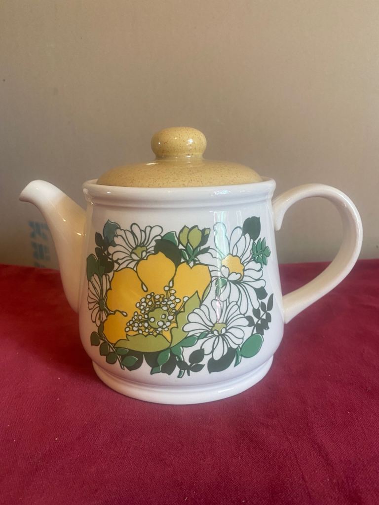 Vintage Sadler yellow poppies teapot.