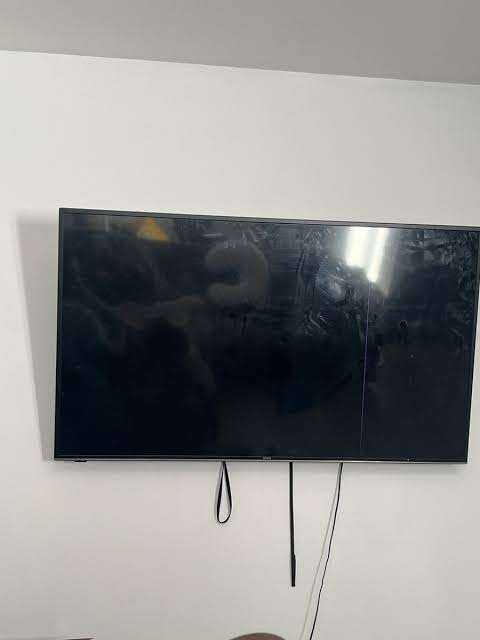 image for Hitachi 58" Smart UHD 4k WiFi TV 58hk6100uc Spares or Repairs 