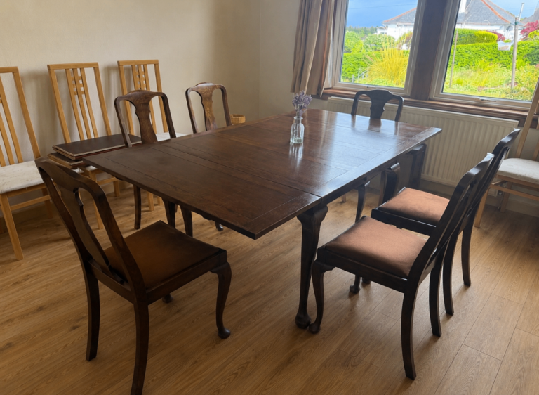 Extendable Antique/Traditional Dining Table and Chairs Set (OPEN TO OFFERS)