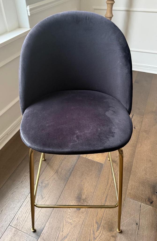 4 Kitchen/bar stools - black with golden legs
