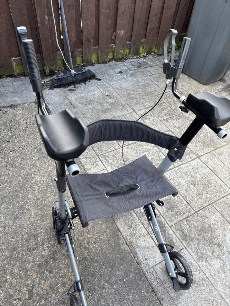 Upright rollator with 4 wheels and seat.adjustable frame 