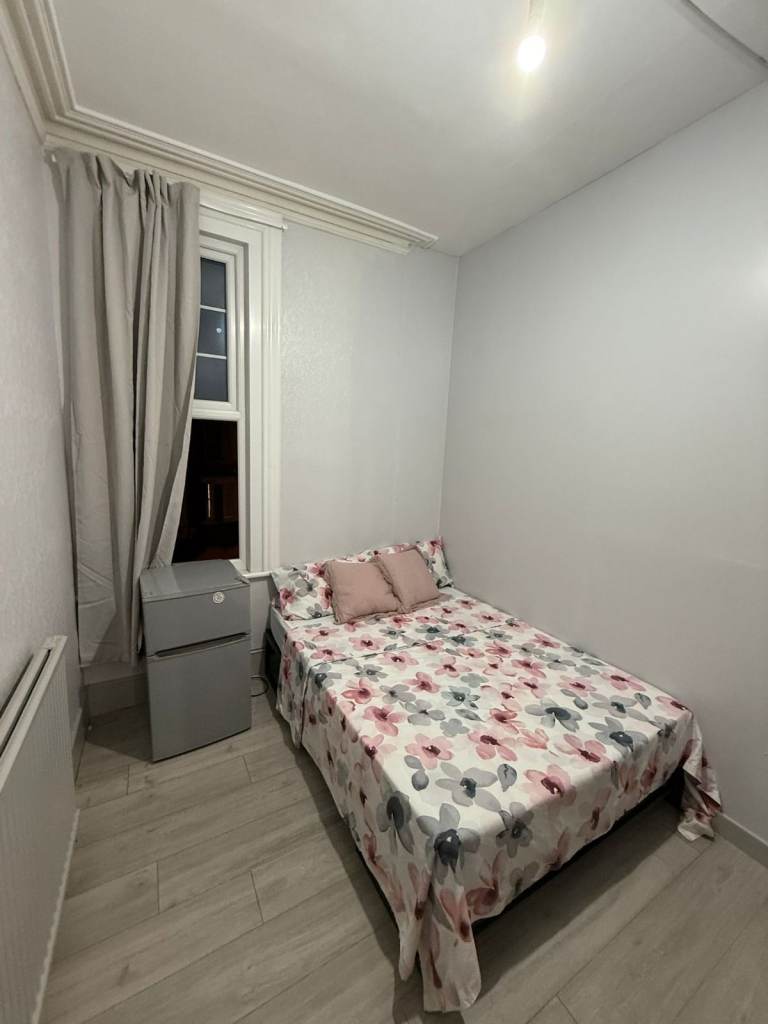 🏠 BRIGHT DOUBLE ROOM IN BARKING — AVAILABLE NOW 🔑