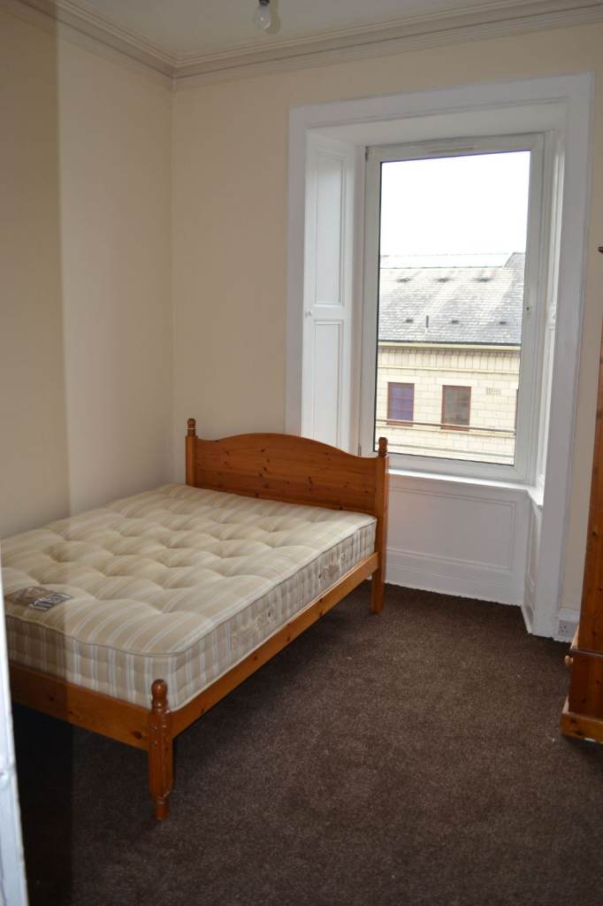 Unfurnished 2 beedrom flat , Ferry Road .
