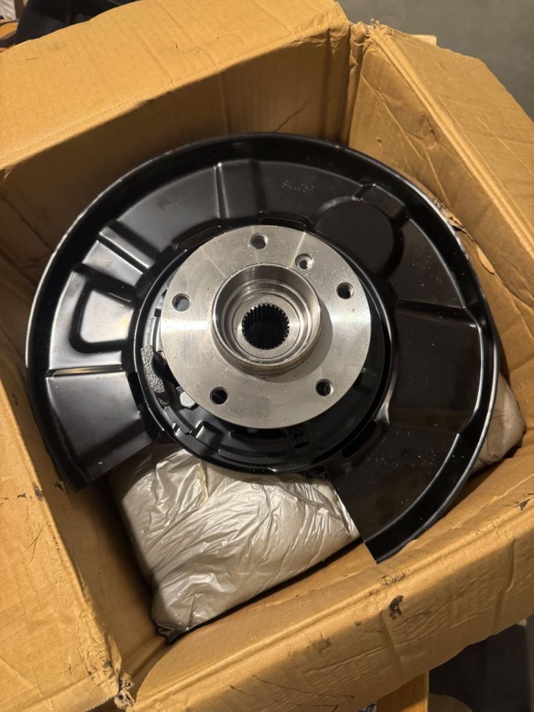 BMW e90 right rear wheel hub new