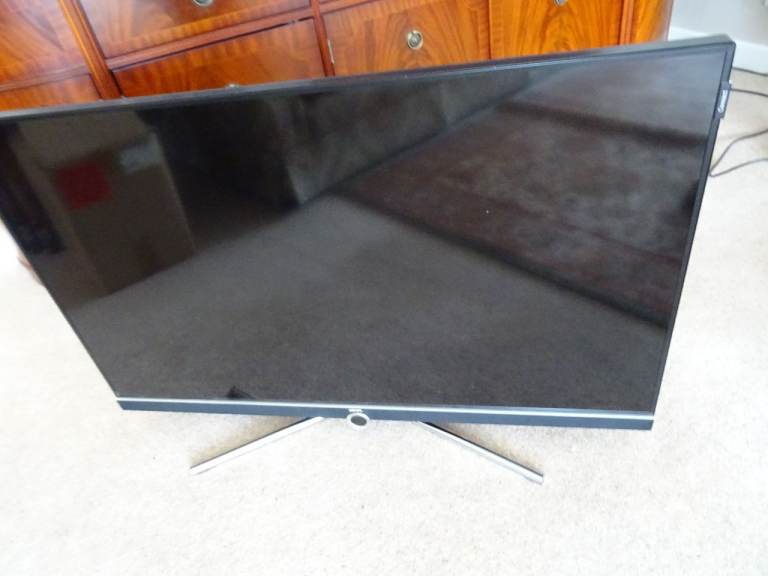 LOEWE CONNECT 40 INCH UHD TV AND STAND
