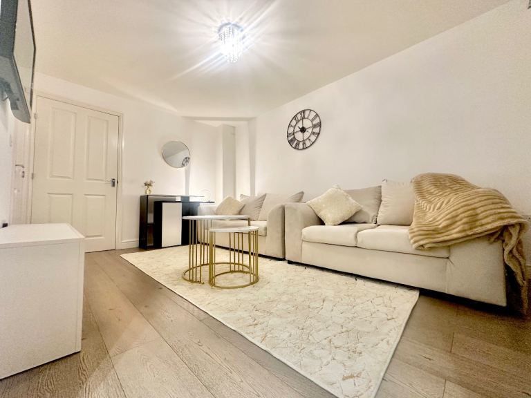 Freshly Refurbished House - Private Rd - Parking Bays