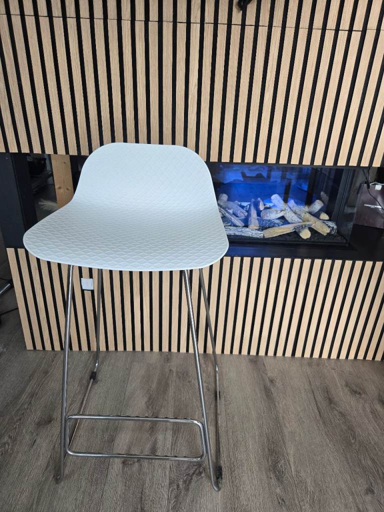 3x White Bar Stool with Chrome Legs – Good Condition
