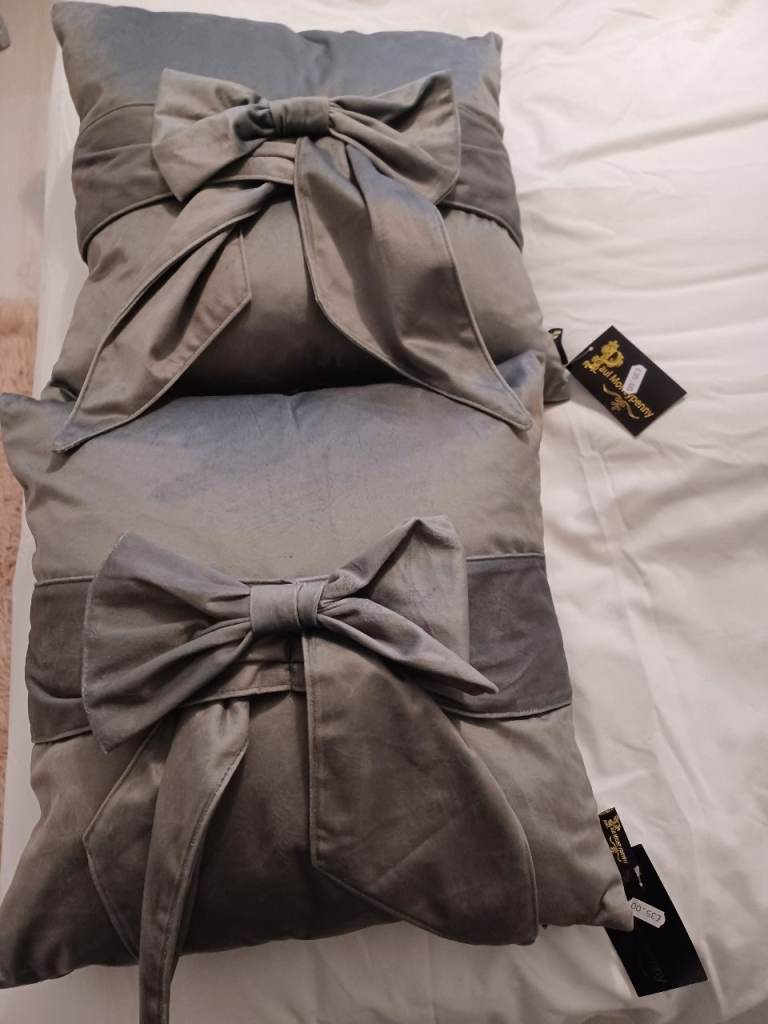 Bow cushions