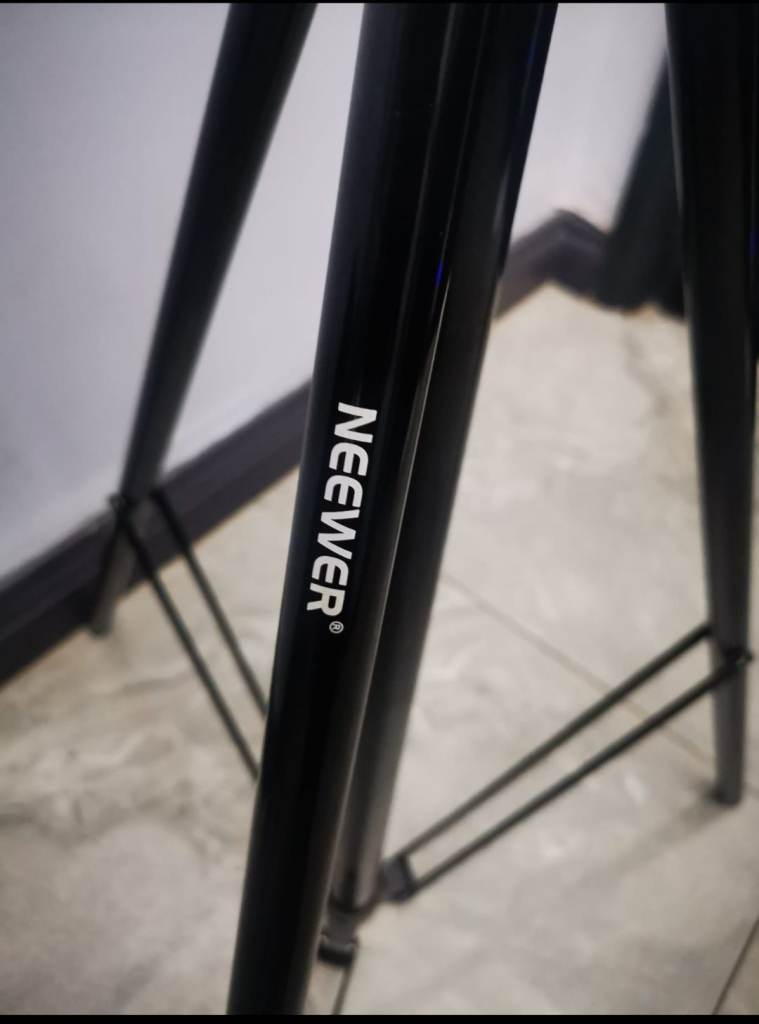 NEEWER Light Stand – Black, Good Condition