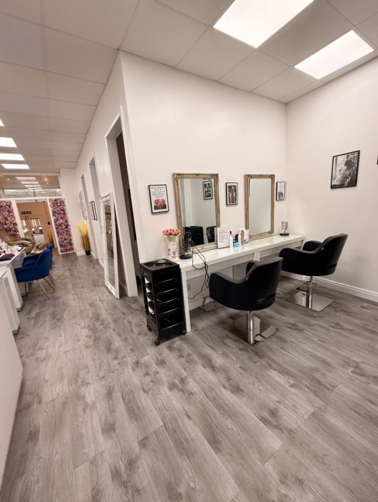 N19 5 Hairdressing chair for rent/beauty room for rent