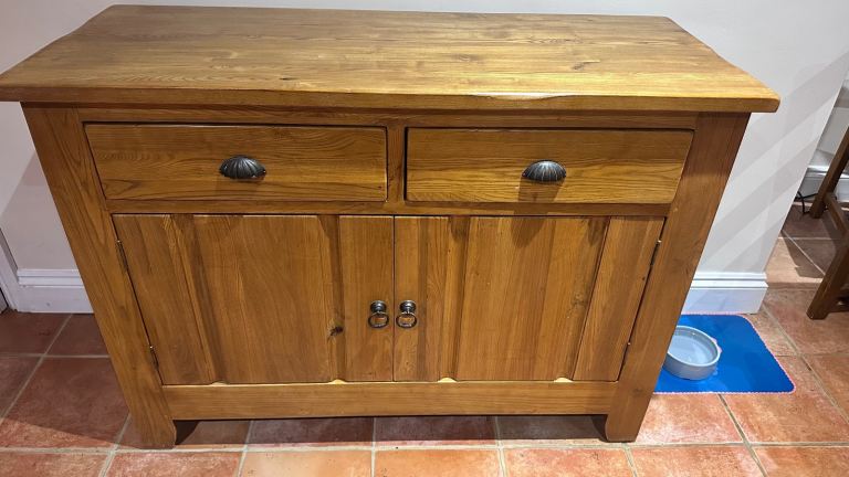 Solid oak sideboard/ cabinet in excellent condition 