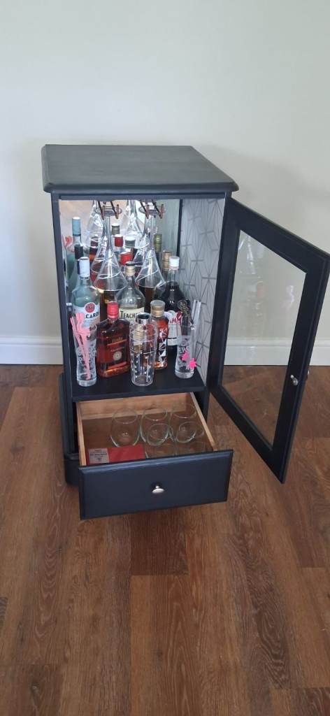 Black wooden cocktail/gin drinks cabinet 