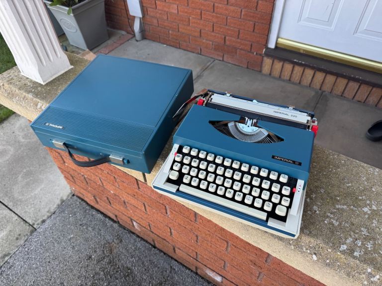 Vintage 1970’s Imperial 220 portable typewriter Cardiff Newport 