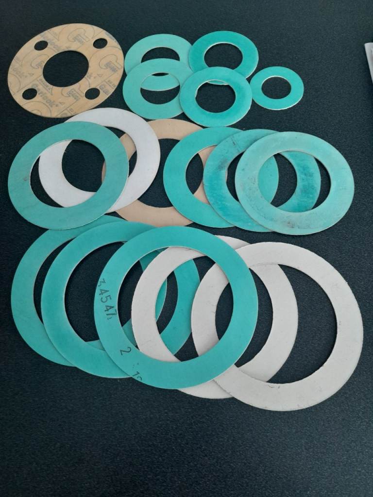17 x Gaskets for flanges. Sizes from 1inch - 4inch