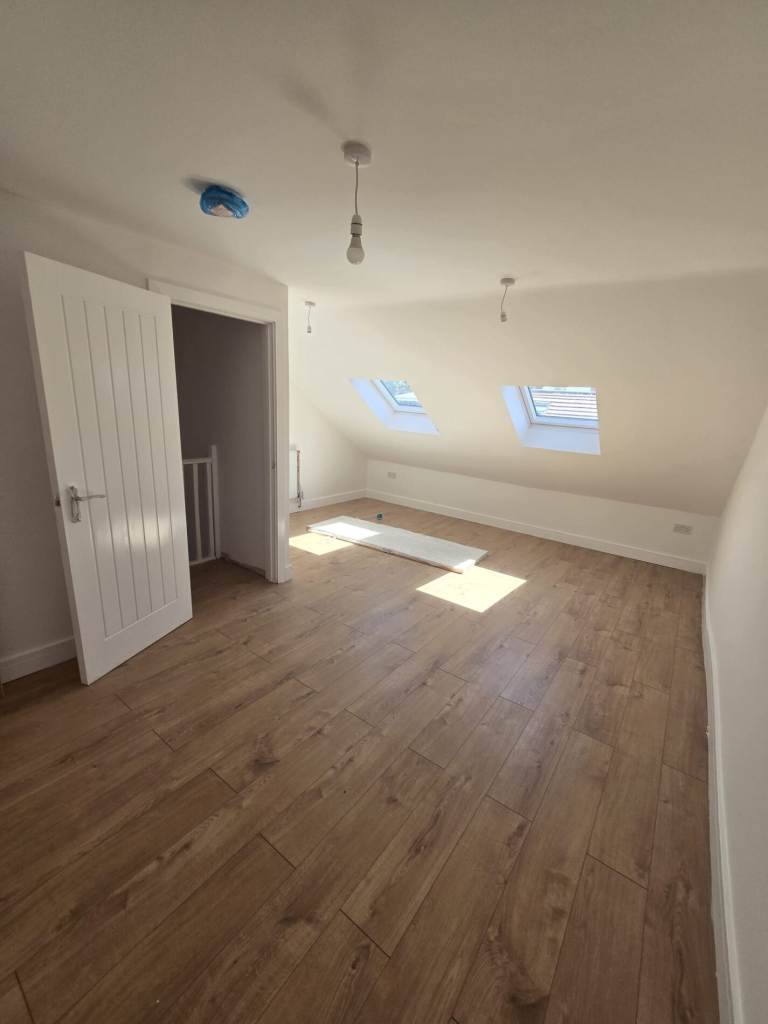 6 bedroom house in Newly Refurbished 6-Bedroom Family Home to Rent â E7