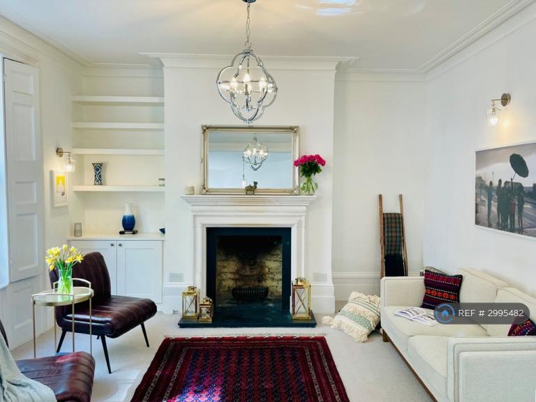 3 bedroom house in Gladstone Street, London, SE1 (3 bed) (#2995482)