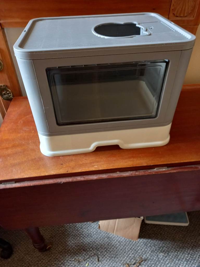Enclosed cat litter tray,vgc used.