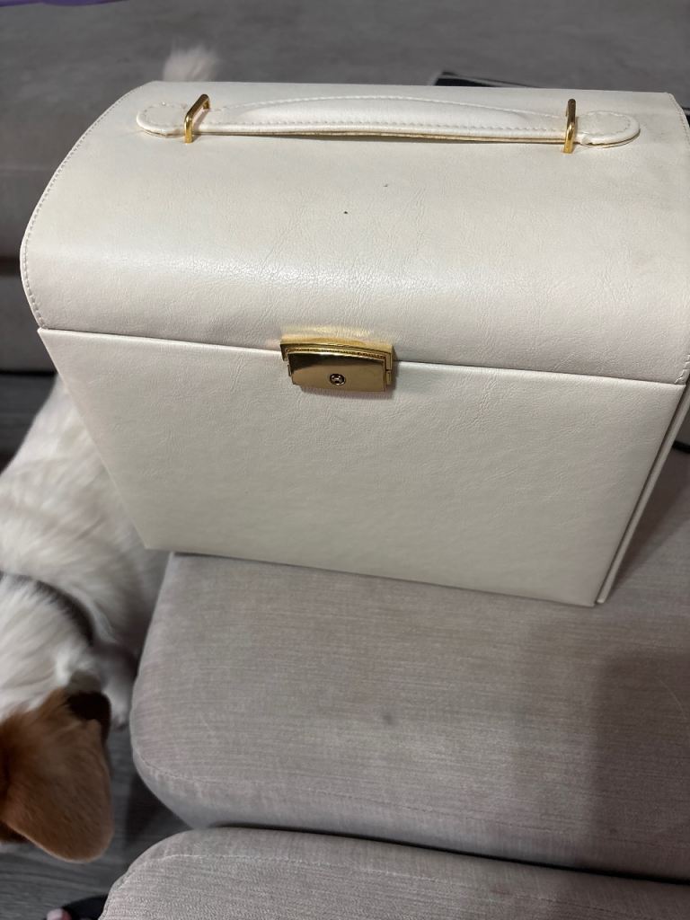 Cream Jewellery Box with Gold Clasp – Good Condition