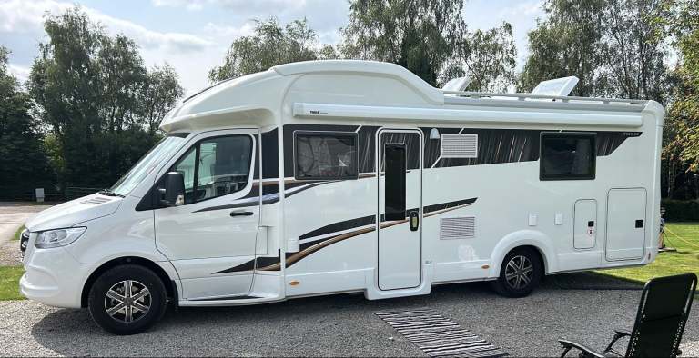 Coachman Travel Master 545 - Island Bed