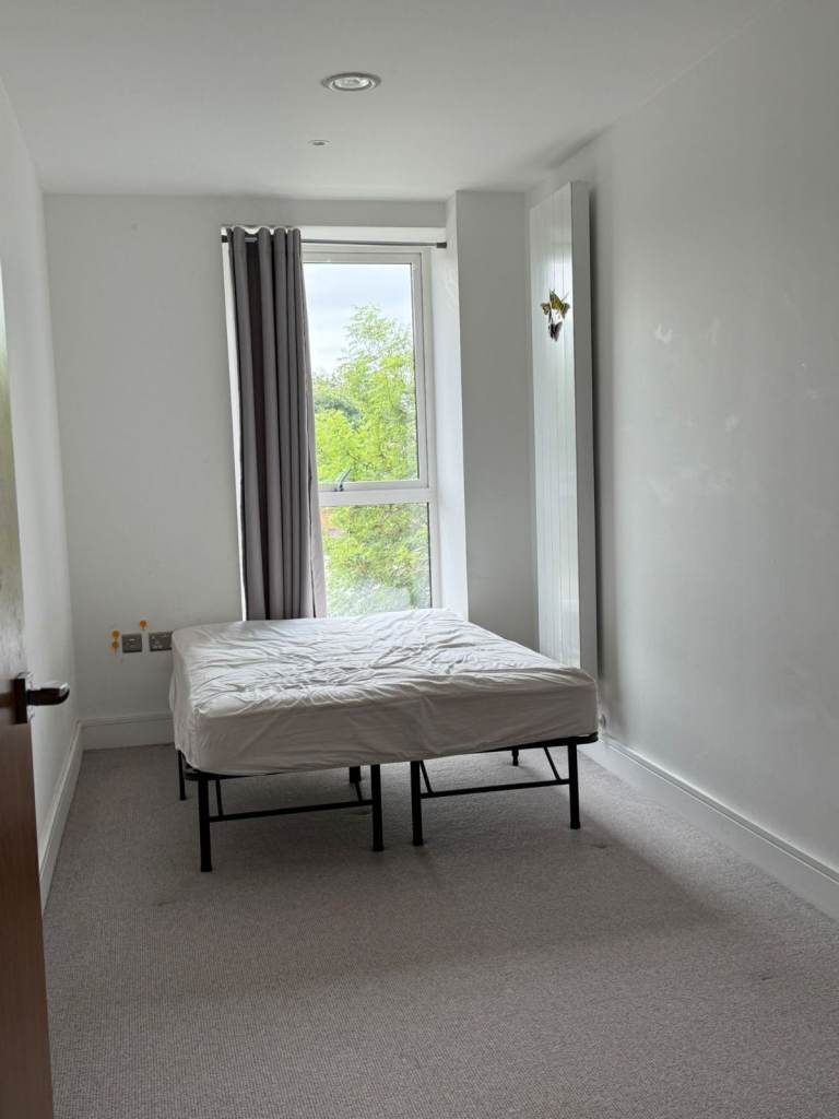 Spacious and bright double bedroom inc all bills - £730 p/m