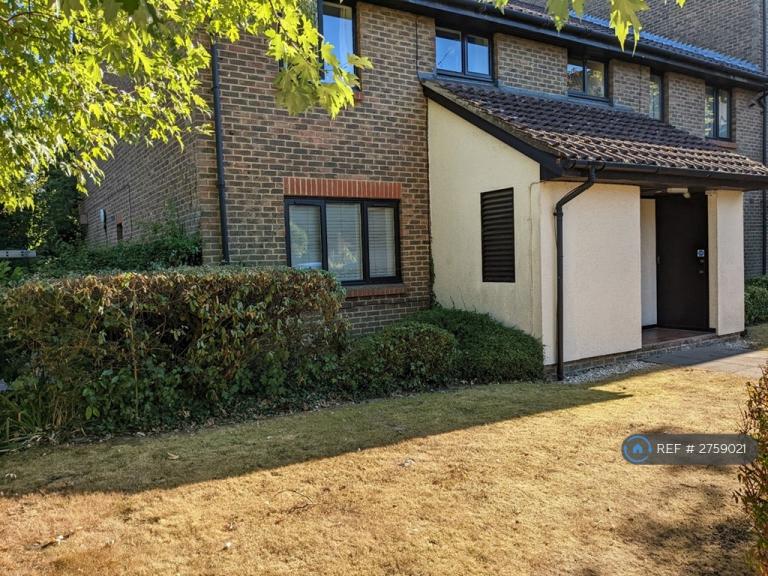 Studio flat in Rickwood, Horley, RH6 (#2759021)
