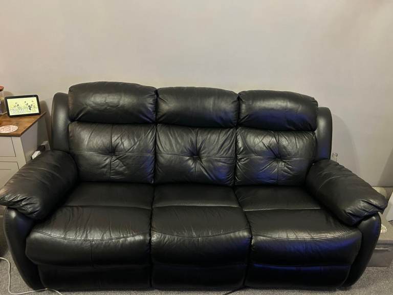 Excellent condition real leather reclinder sofa