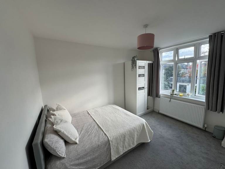 Double room, next to upney station, Bills inc