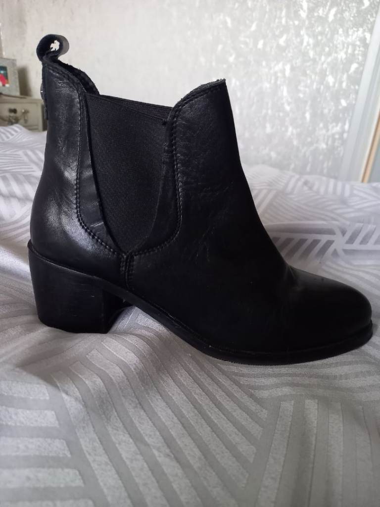 CARVELA  LEATHER ANKLE BOOTS