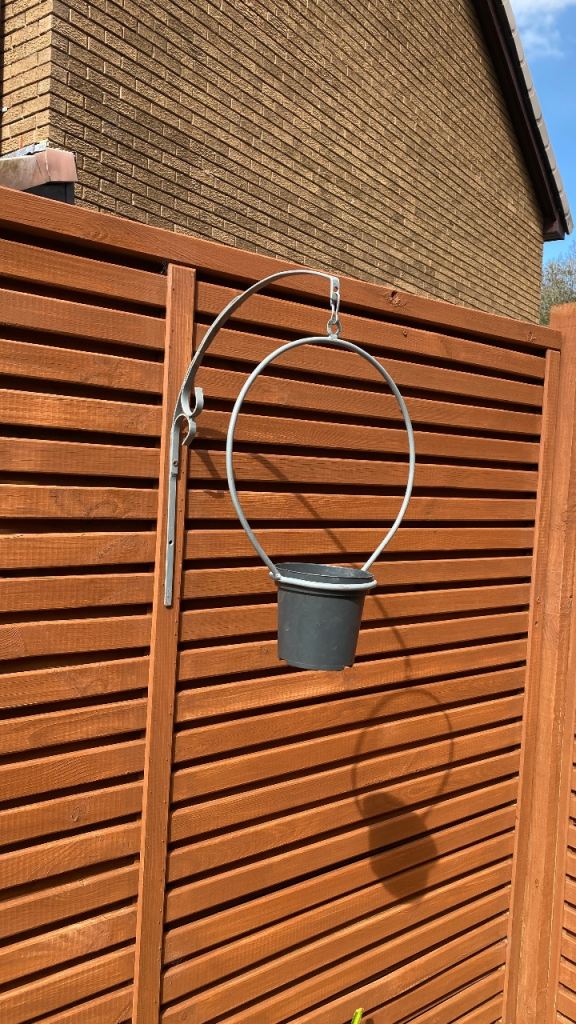 Hanging garden plant pot holder