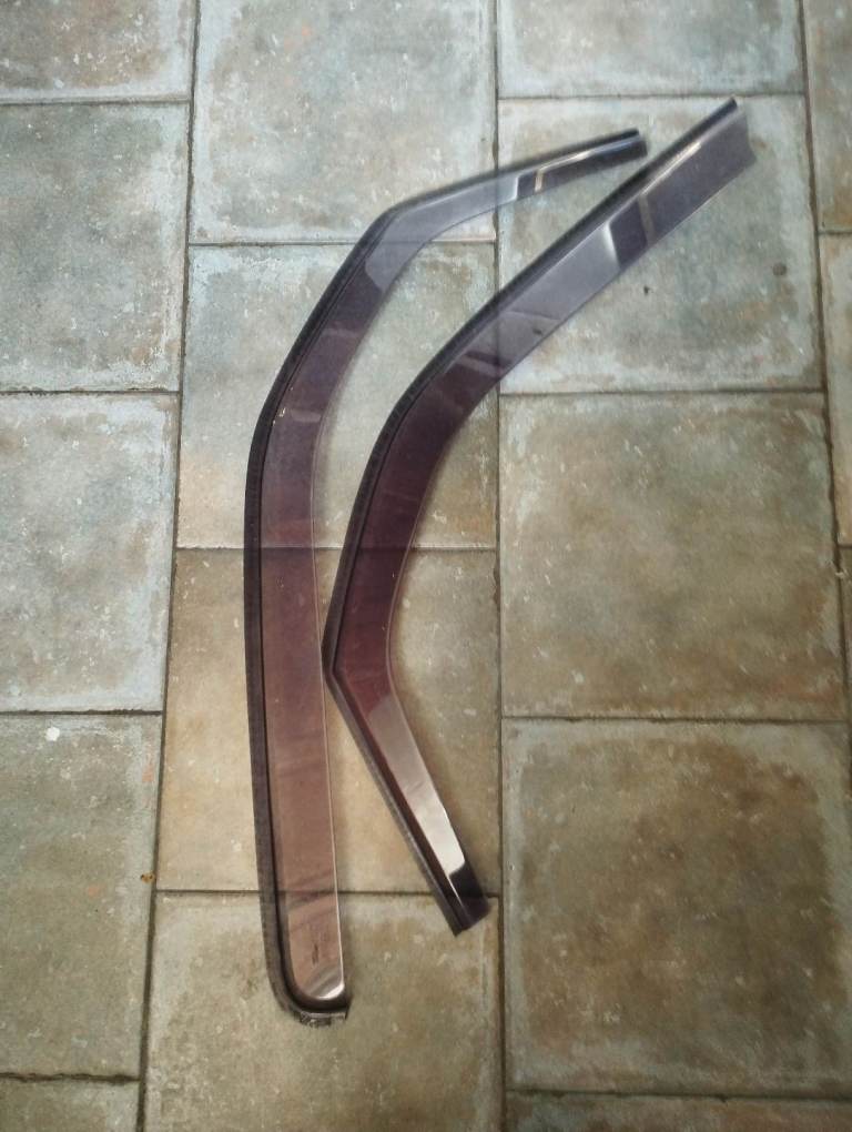 Wind deflectors for Suzuki Wagon R 2003 front one damaged 