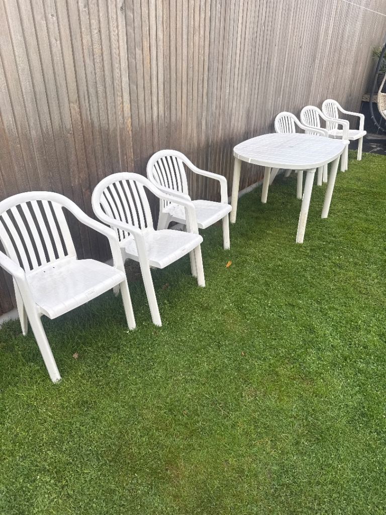 White Plastic Garden Table and 6 Chairs Set