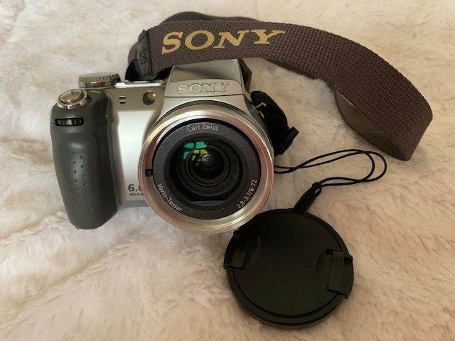 Sony Cyber-shot DSC-H1 Digital Camera with many extras