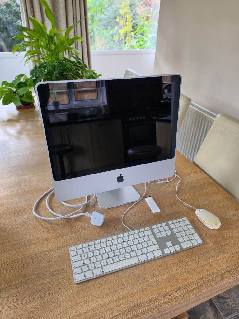 2008 iMac 24" screen with keyboard and mouse
