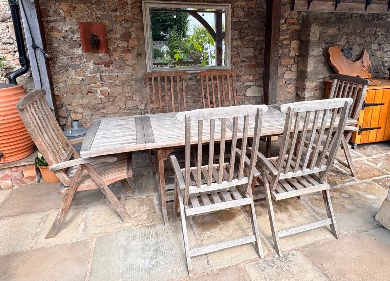 Garden table and 6 chairs 