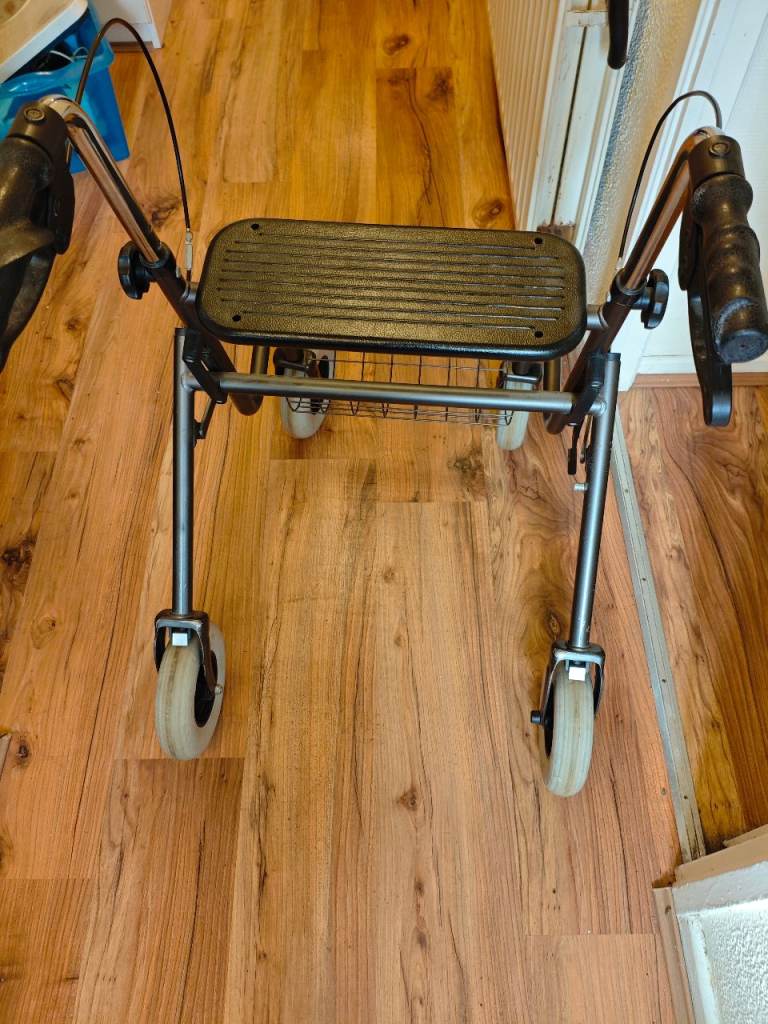 4 Wheel mobility walker / rollator