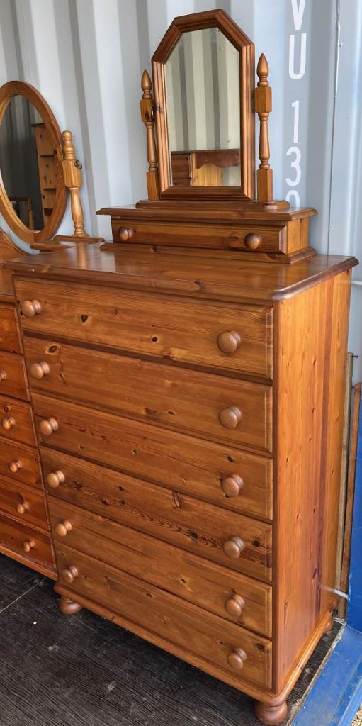 A LARGE QUALITY DUCAL SOLID PINE TALLBOY CHEST OF DRAWERS AND FREE-STANDING MIRROR