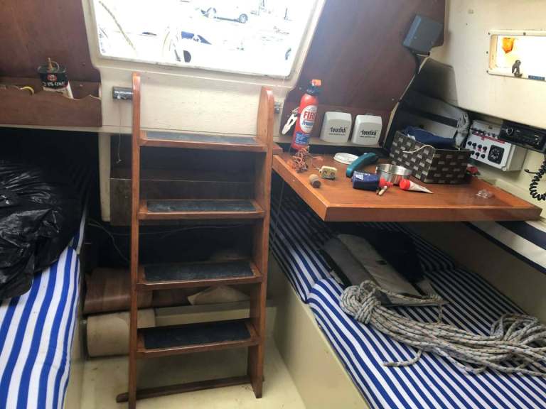 Sailing yacht with lifting keel