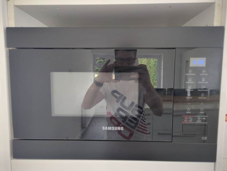 Samsung Microwave Oven – Black, Good Condition