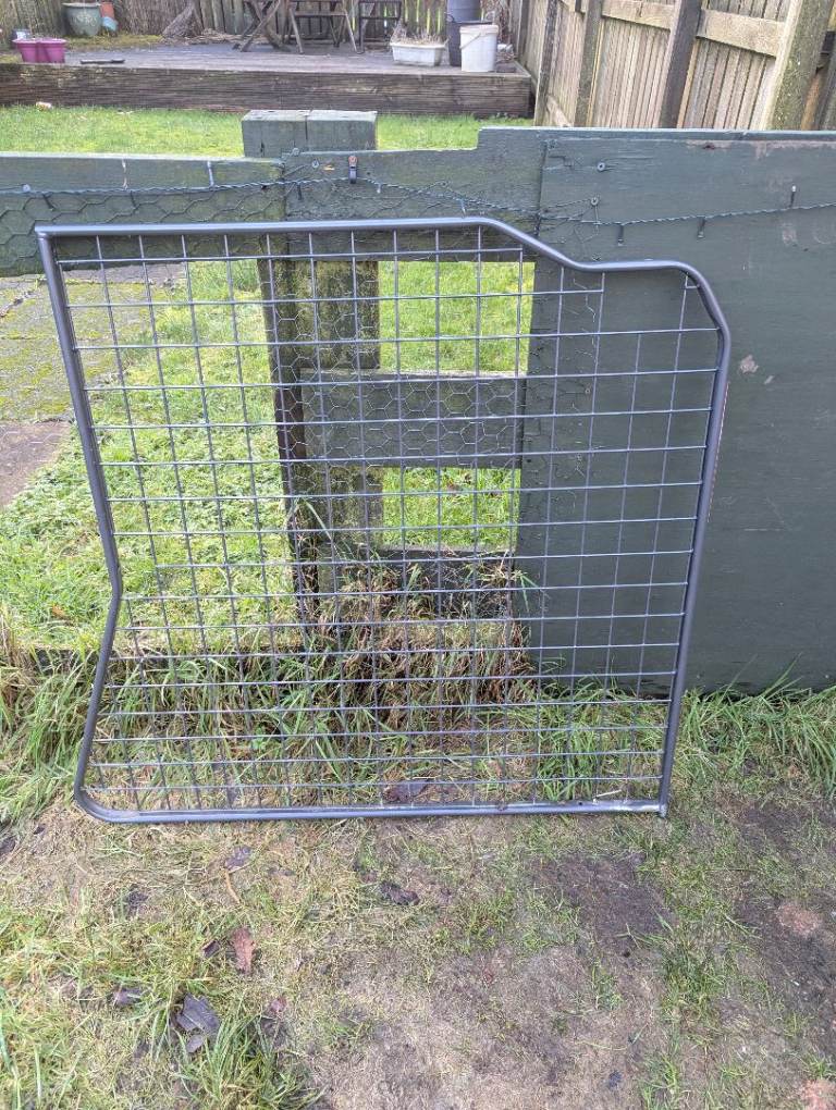 Travall dog guard divider for Discovery 3/4