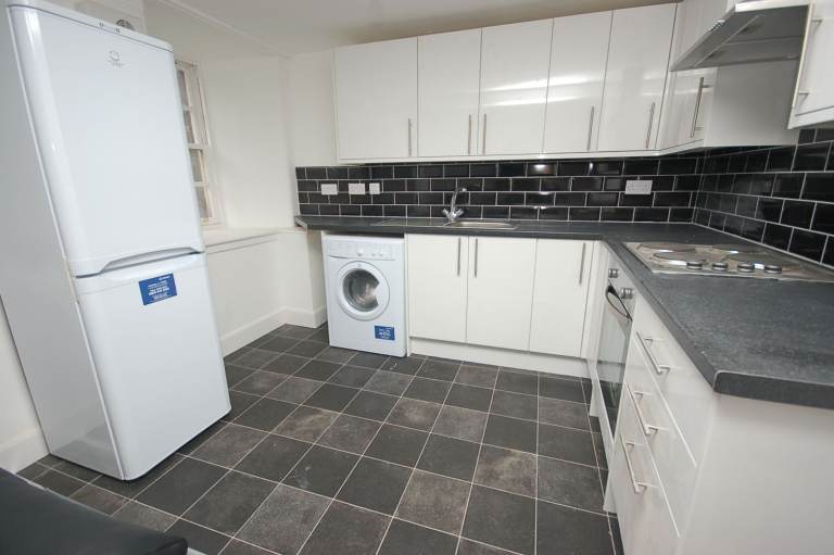 Unique, 1 bedroom flat overlooking Greyfriars Bobby Kirk – available June 