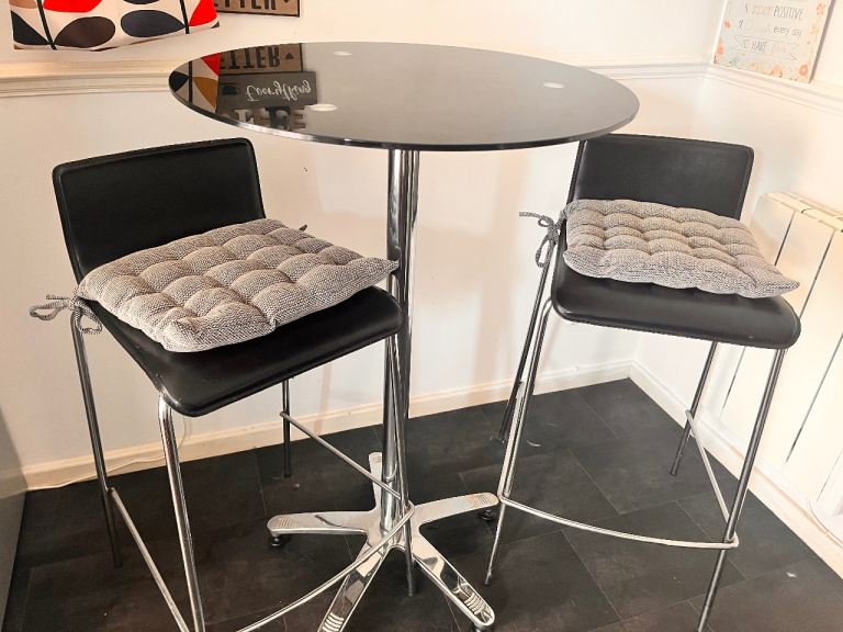 Black Glass Dining Table with 2 Stools – Good Condition