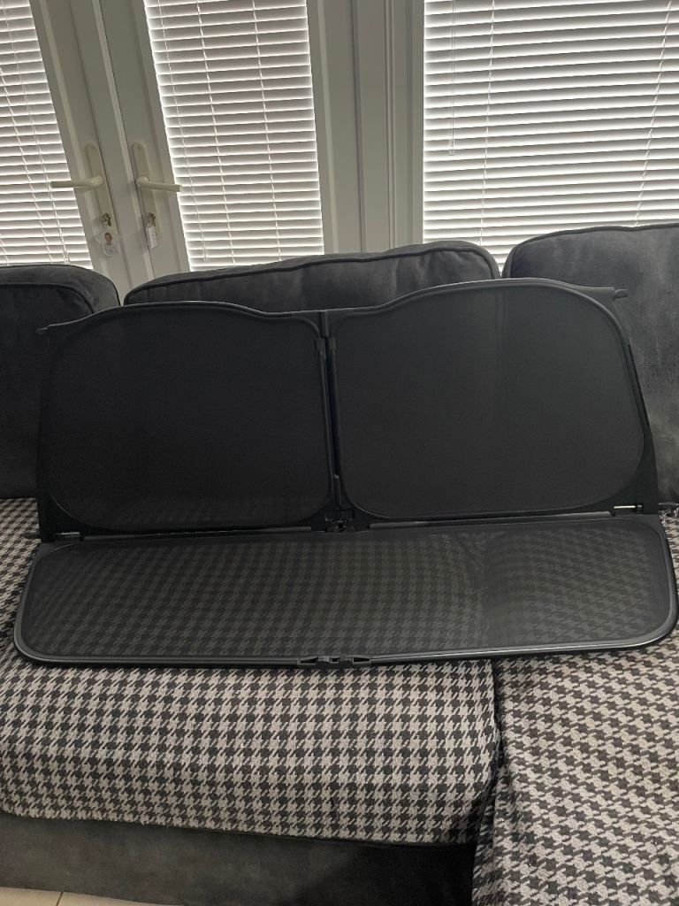 VW Golf cabriolet wind deflector