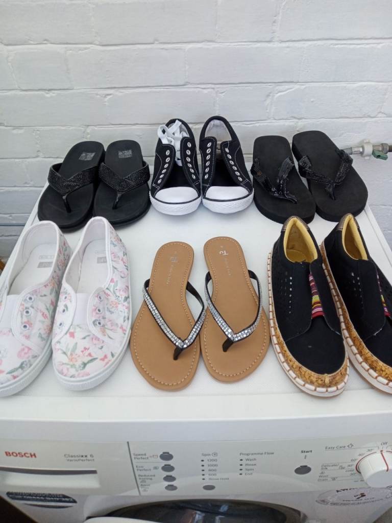 Women's Size 5 Shoes (black flips flops 5-6)