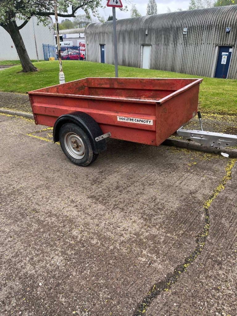 SINGLE AXLE TRAILER.    7 X. 4     HEAVY DUTY STEEL CONSTRUCTION 