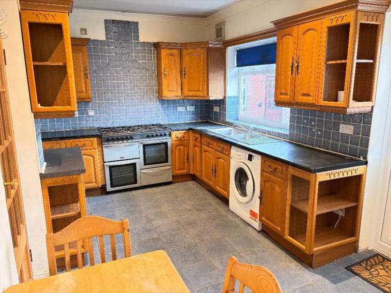 IncludesBills Converted 1 Bed Flat Store Shower Sitting Eat In Kitchen Doors Patio Drive VeryNearBus