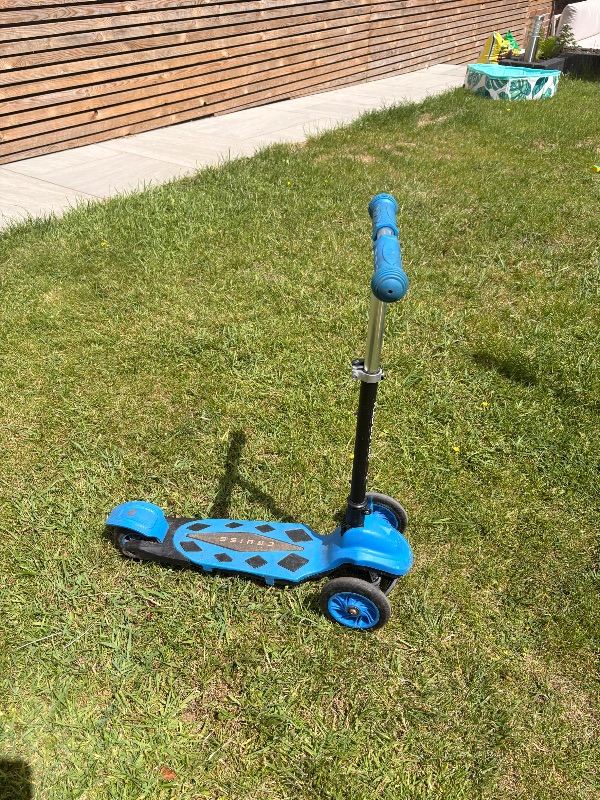 Three wheel folding kids scooter