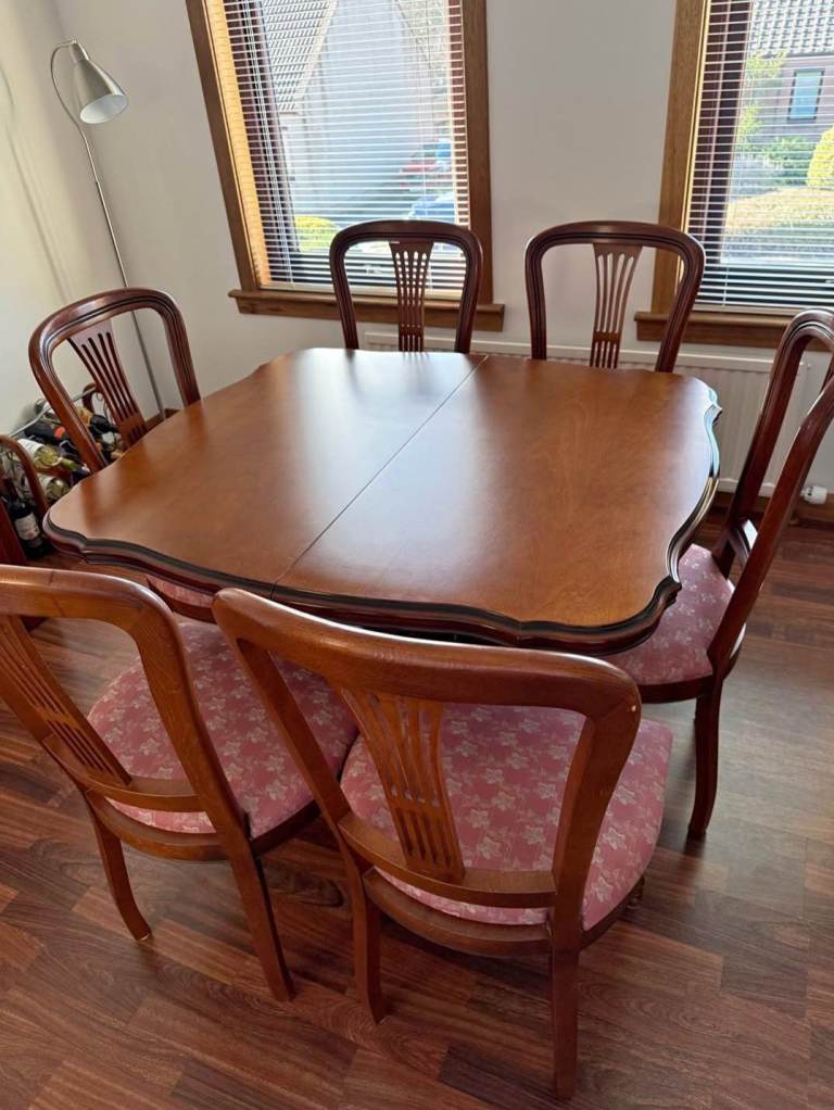 Extending dining table and 6 chairs 