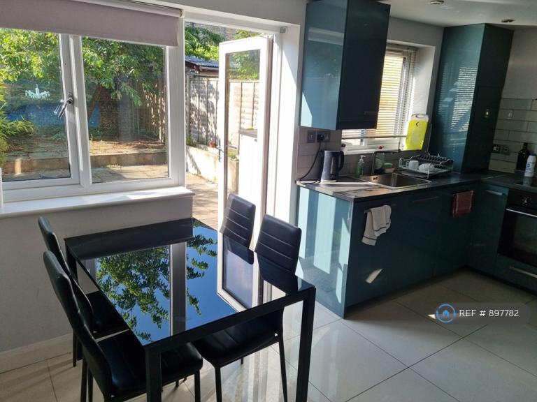 1 bedroom in John Maurice Close, London, SE17 (#897782)
